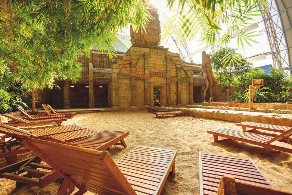 Een foto van het terras bij Tropical Islands