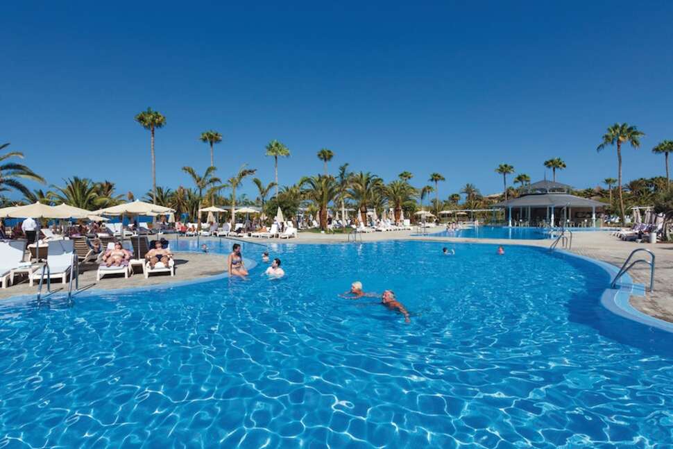 Een foto van het zwembad bij Riu Palace Tenerife