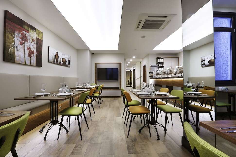Een foto van The White Orient Hotel