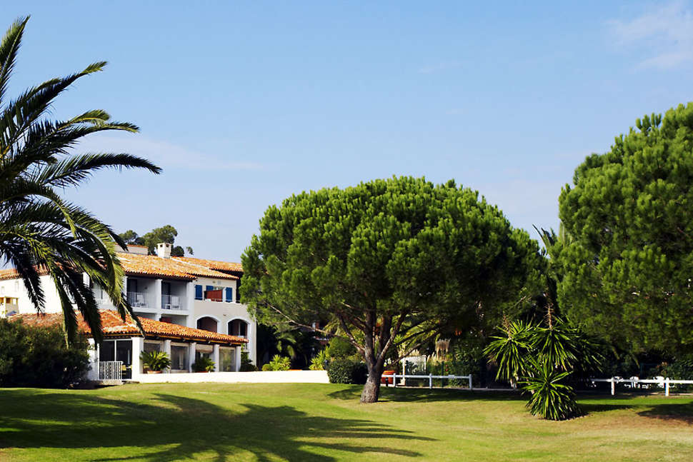 Een foto van de buitenkant van Sowell Hotels Golfe de Saint Tropez