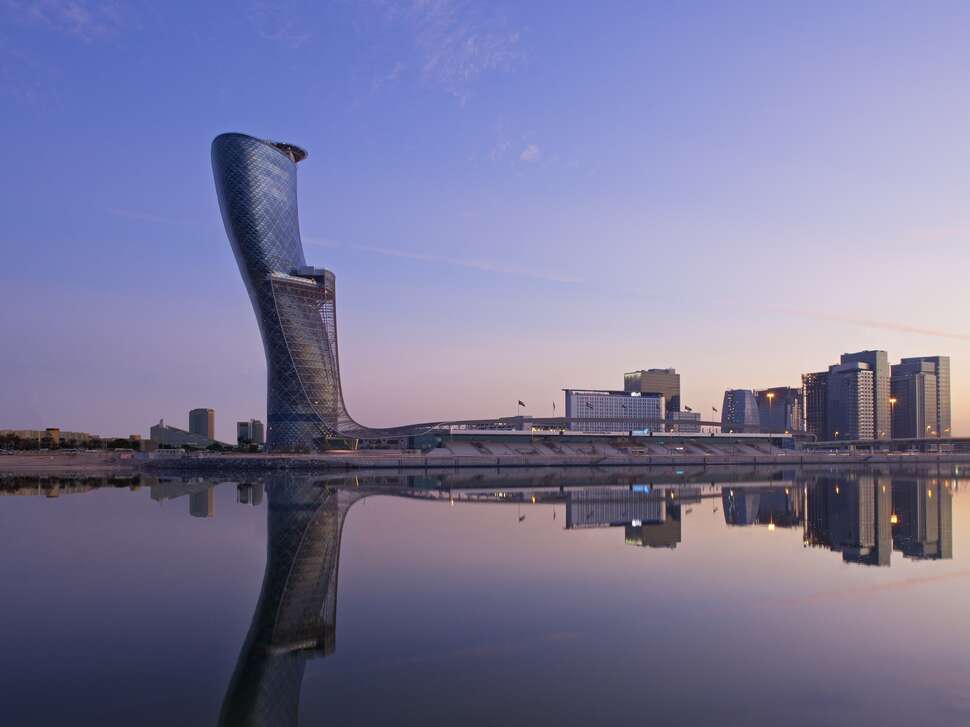 Ein Foto von der Außenansicht des Andaz Capital Gate by Hyatt