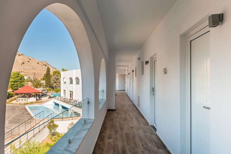 Een foto van het zwembad bij Belmare Hotel