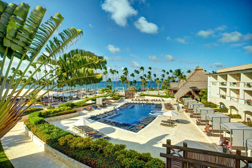 Een foto van het zwembad bij Royalton Punta Cana