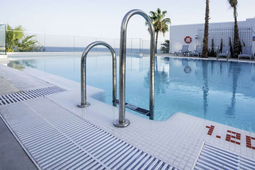 Een foto van het zwembad bij Hotel Benalmadena Beach