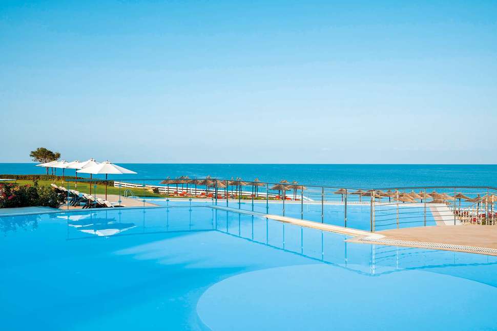 Een foto van het zwembad bij Istion Club & Spa