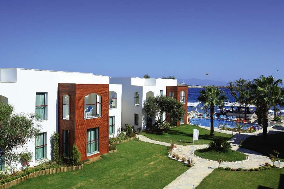 Een foto van de buitenkant van Costa Luvi Hotel