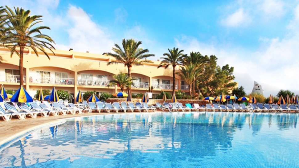 Een foto van het zwembad bij Sirenis Seaview Country Club