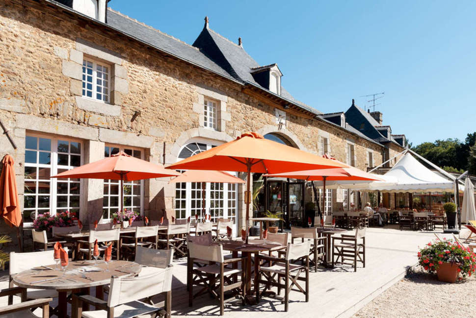 Een foto van het terras bij Les Ormes Domaine & Resort