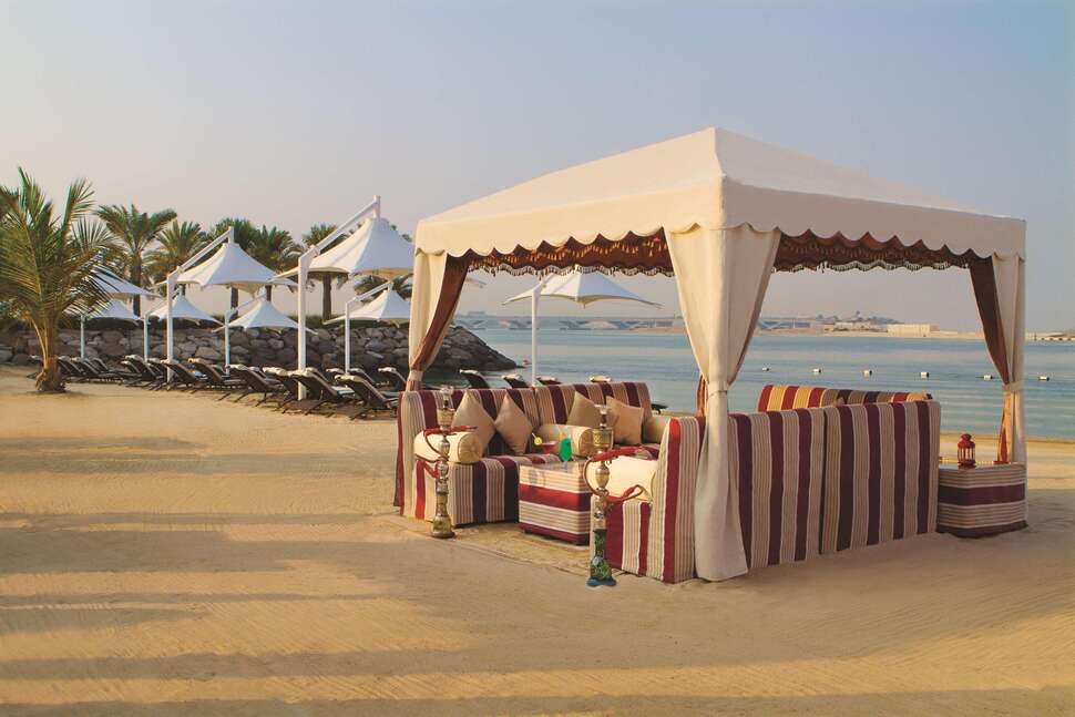 Ein Foto vom Strand beim Traders Hotel Qaryat Al Beri Abu Dhabi