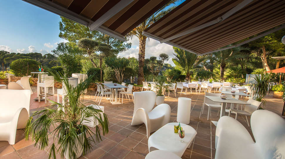 Een foto van het terras bij Ona Cala Pi Club Aparthotel