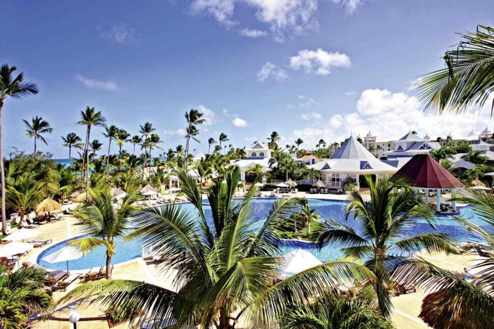 Een foto van het zwembad bij Luxury Bahia Principe Esmeralda