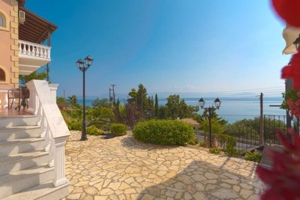 Ein Foto von der Terrasse im Lido Corfu Sun Hotel