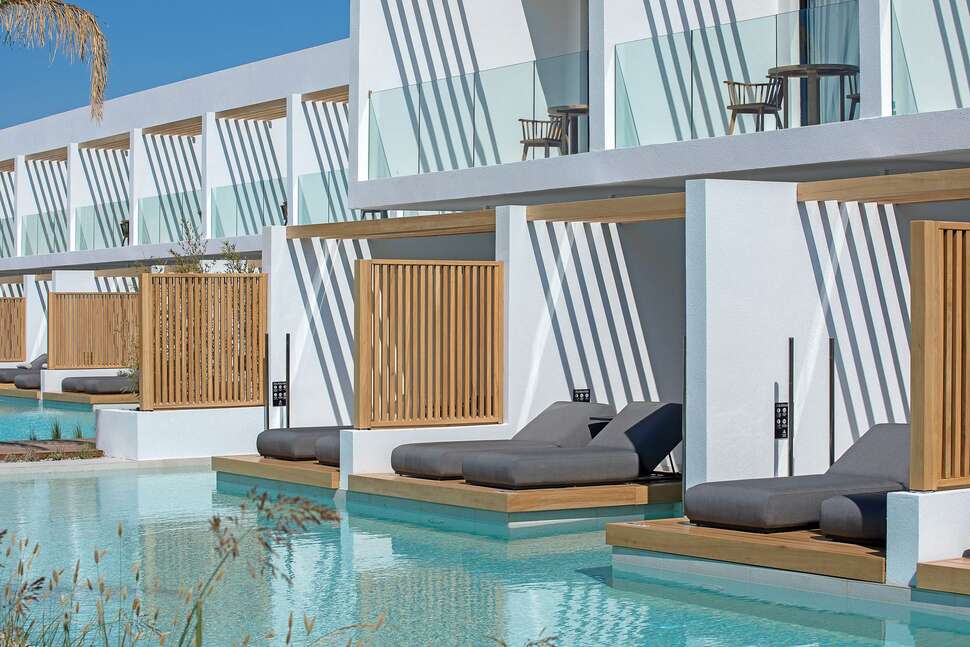 Een foto van het zwembad bij D’Andrea Lagoon Suites