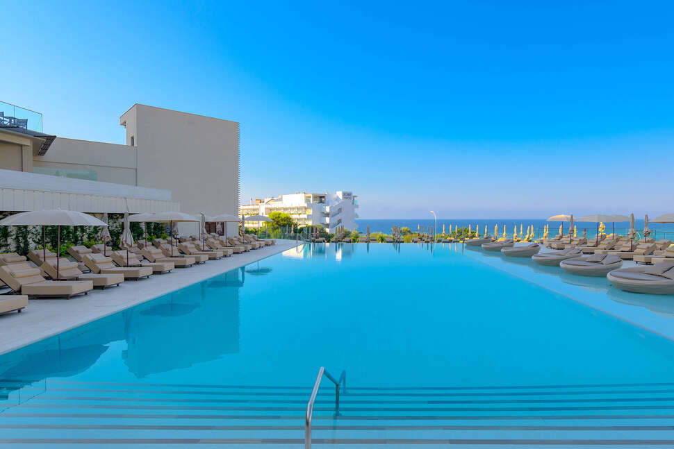 Een foto van het zwembad bij Amarande Hotel