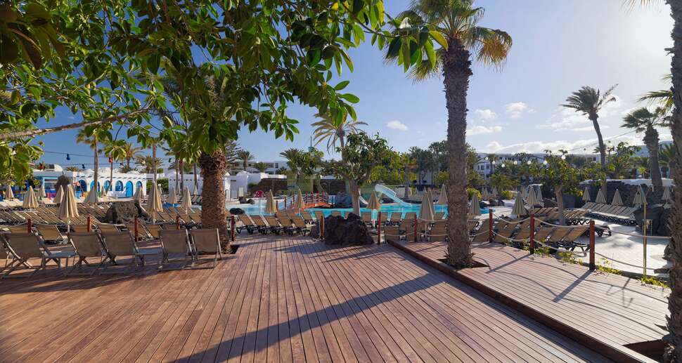 Een foto van het terras bij H10 Suites Lanzarote Gardens