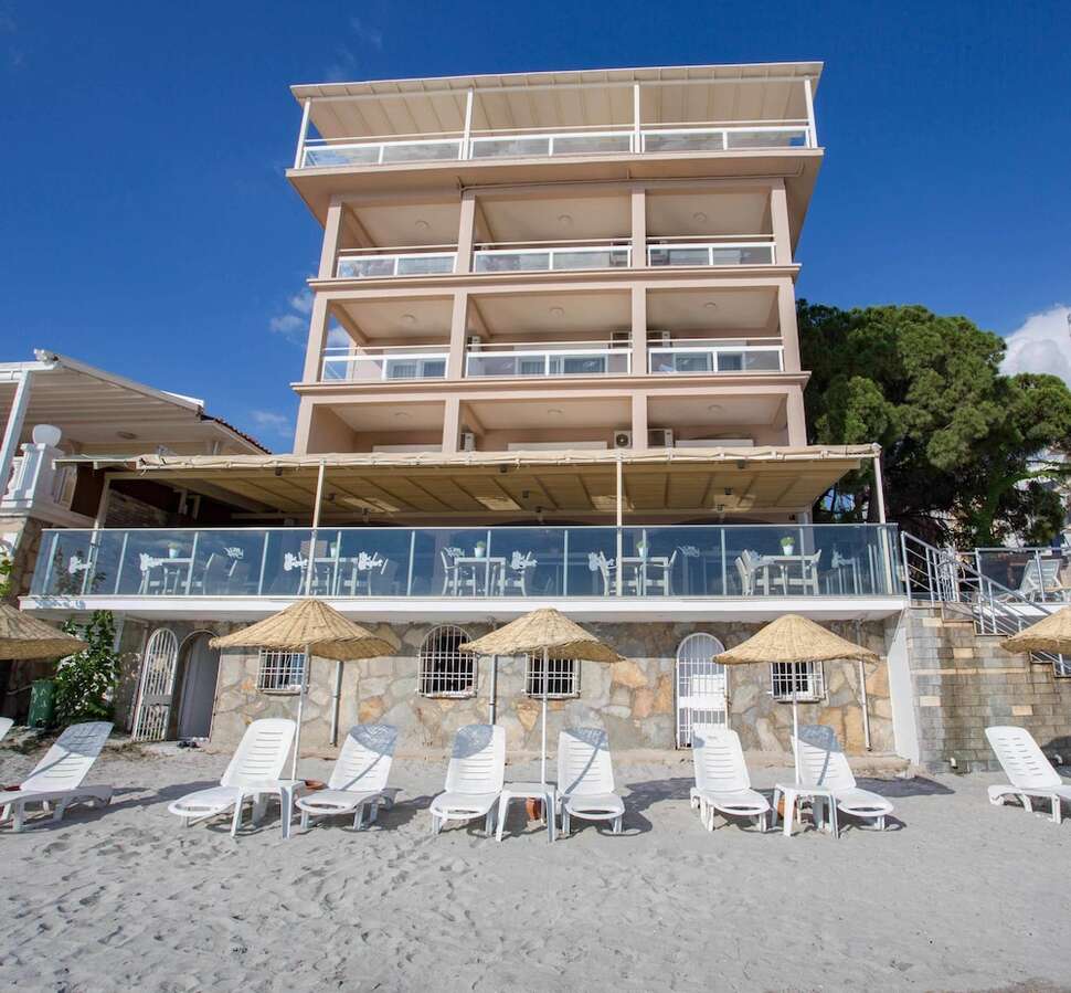 Een foto van het strand bij Melis Hotel