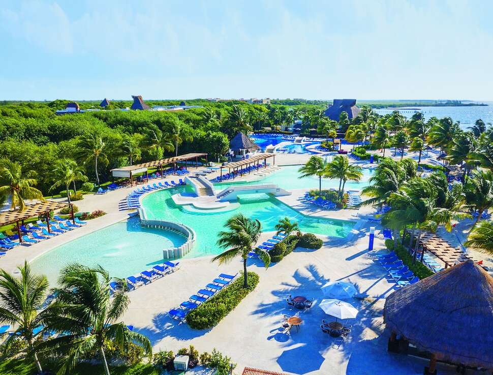 Een foto van het zwembad bij BlueBay Grand Esmeralda