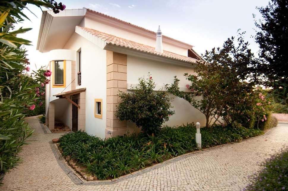 Ein Foto von der Außenansicht des Luzmar Villas