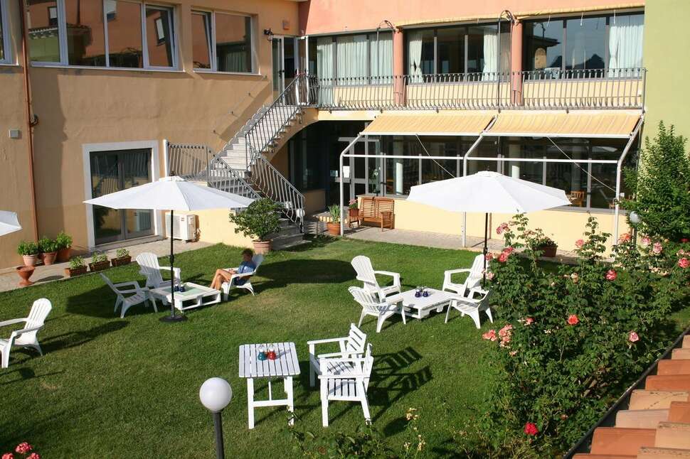 Een foto van het terras bij Pausania Inn
