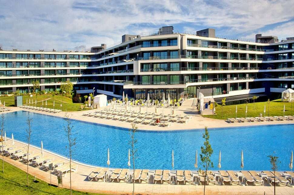 Ein Foto vom Pool im Aparthotel Alvor Baia
