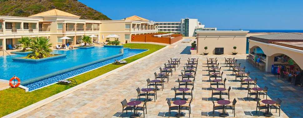 Een foto van het zwembad bij La Marquise Luxury Resort
