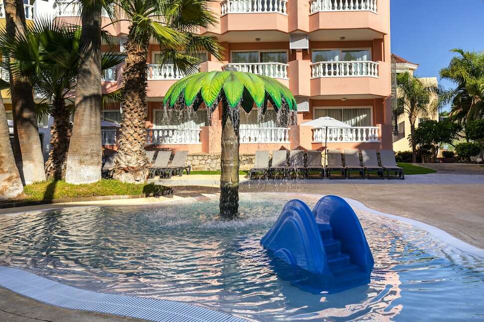 Een foto van het zwembad bij Servatur Isora Suites