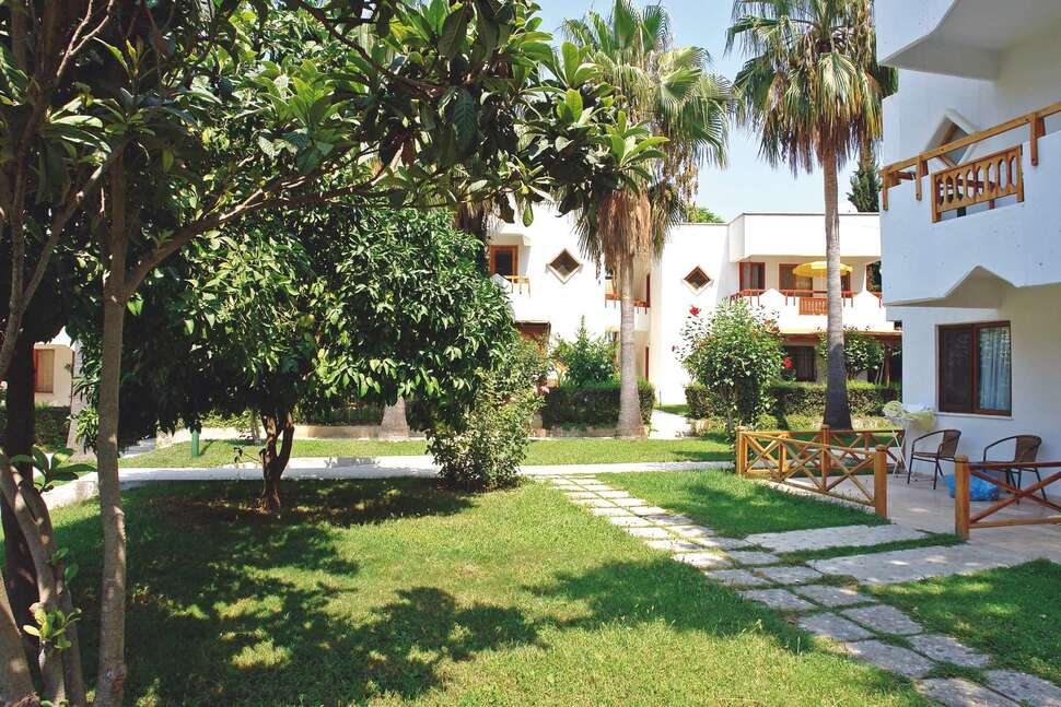 Een foto van de buitenkant van Antik Garden Hotel