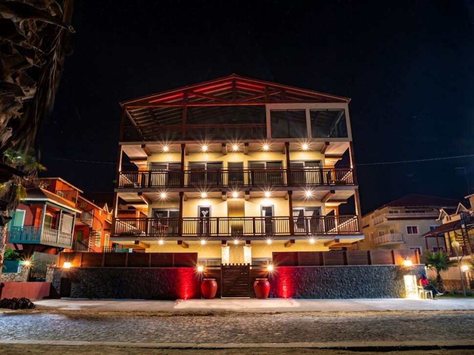 Een foto van de buitenkant van Angulo House