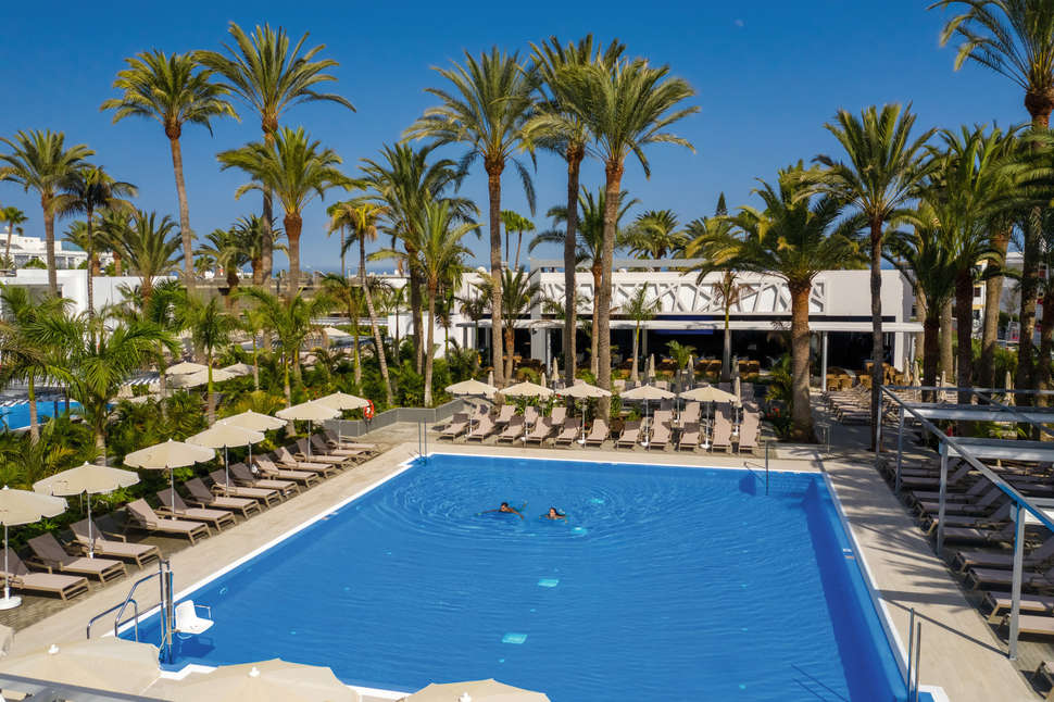 Een foto van het zwembad bij Riu Palace Palmeras