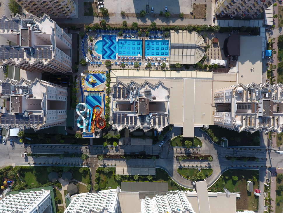 Een foto van het zwembad bij Ramada Resort by Wyndham Lara