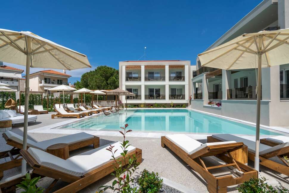 Een foto van het zwembad bij Mirablue Deluxe Residences
