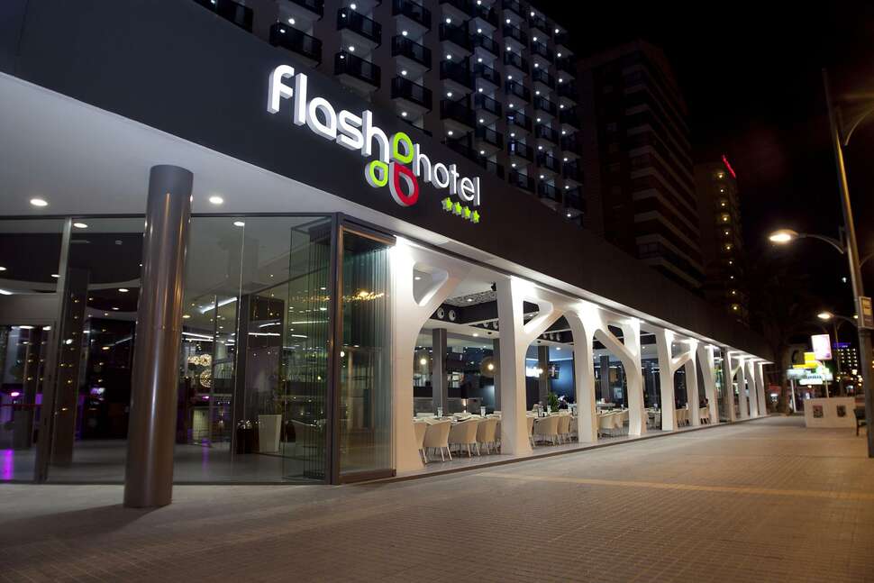 Een foto van de buitenkant van Flash Hotel