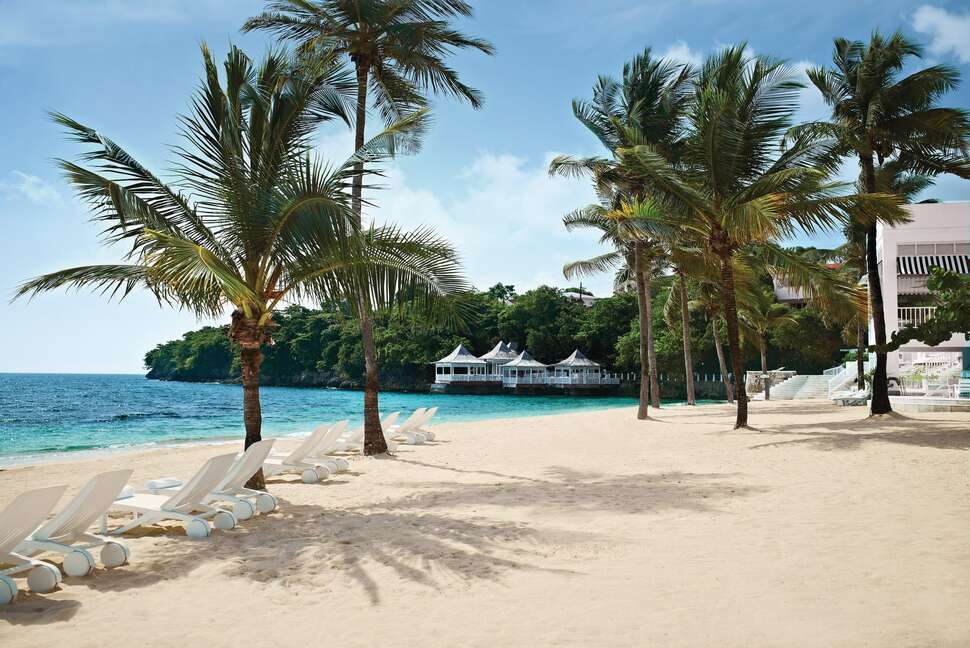 Een foto van het strand bij Couples Tower Isle