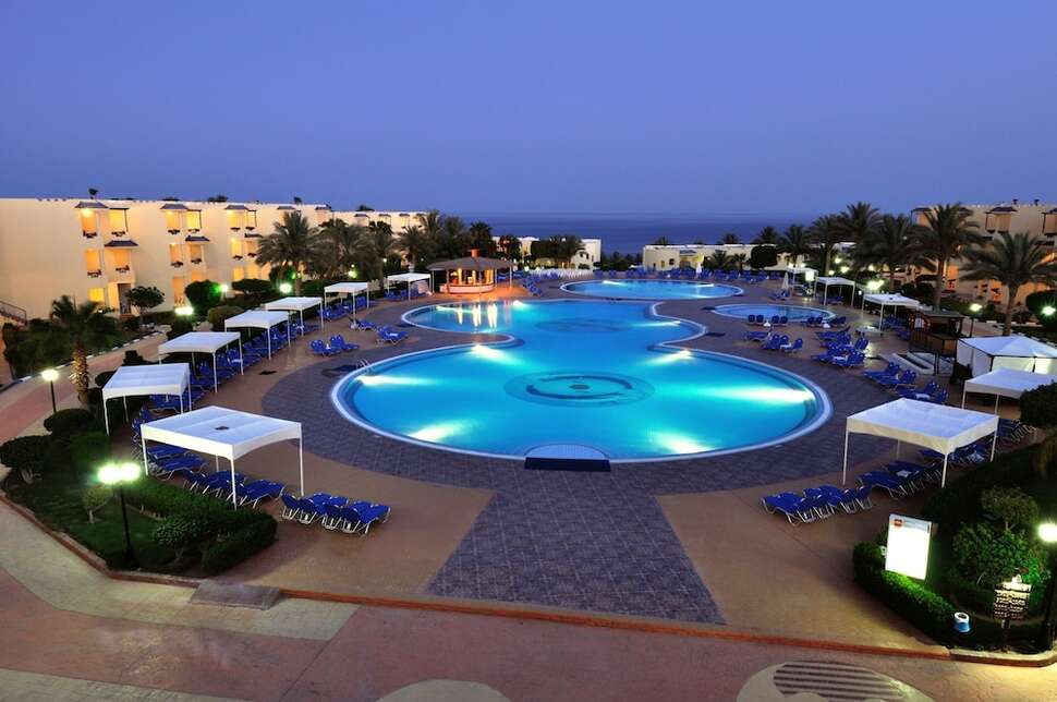 Een foto van het zwembad bij Grand Oasis Resort