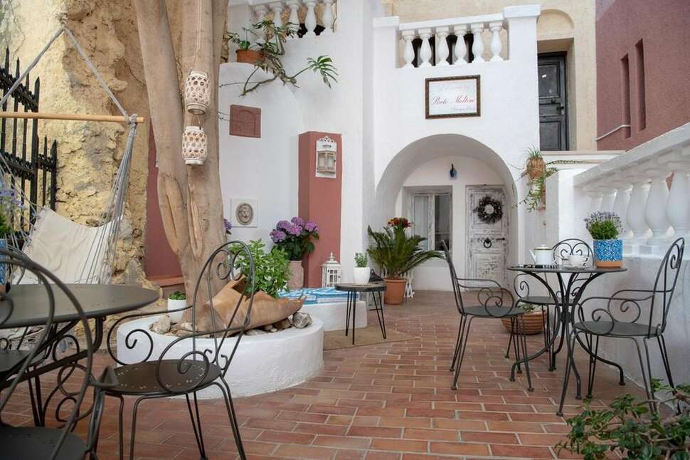 Een foto van het terras bij Porto Maltese Boutique Hotel