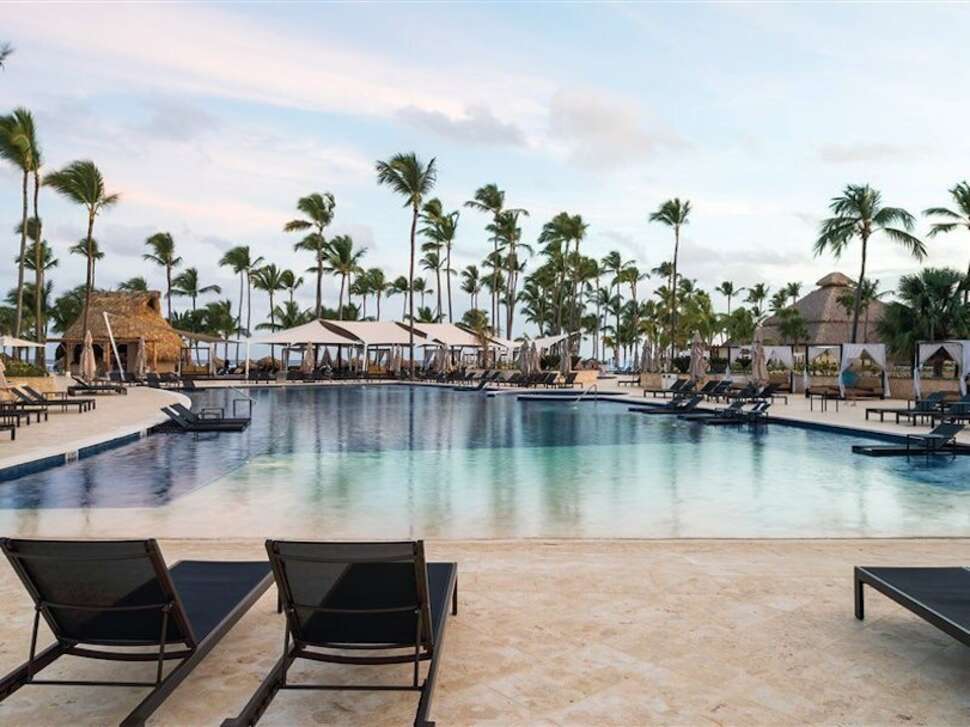 Een foto van het zwembad bij Royalton Punta Cana