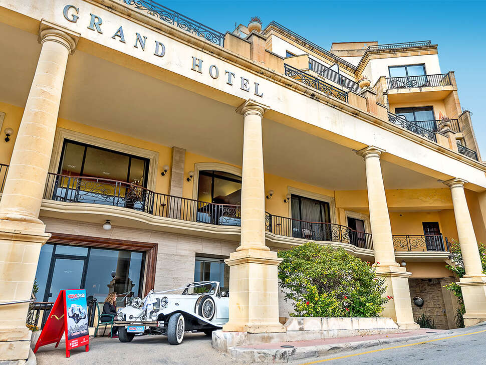 Een foto van de buitenkant van Hotel Grand