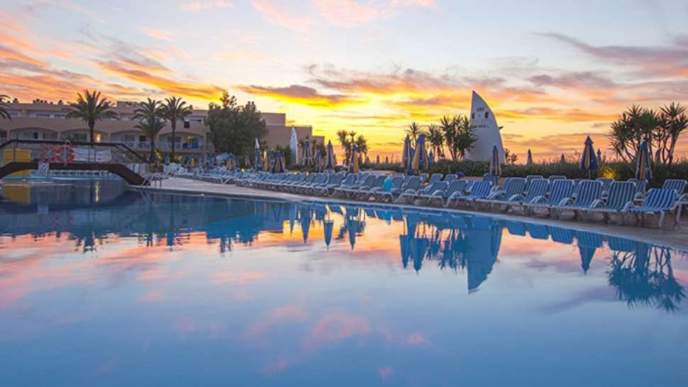 Een foto van het zwembad bij Sirenis Seaview Country Club