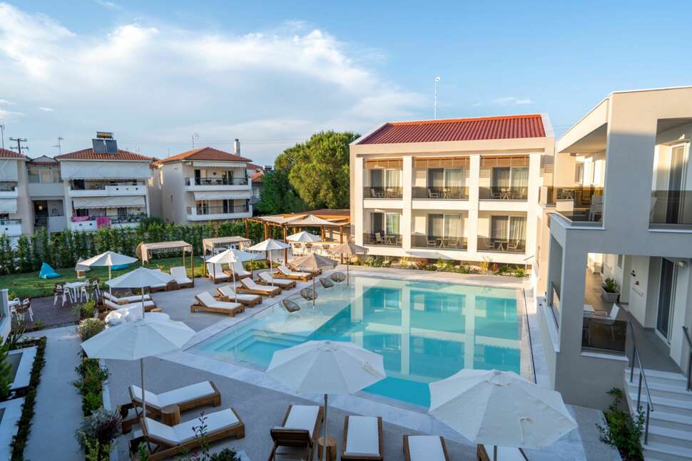 Een foto van het zwembad bij Mirablue Deluxe Residences