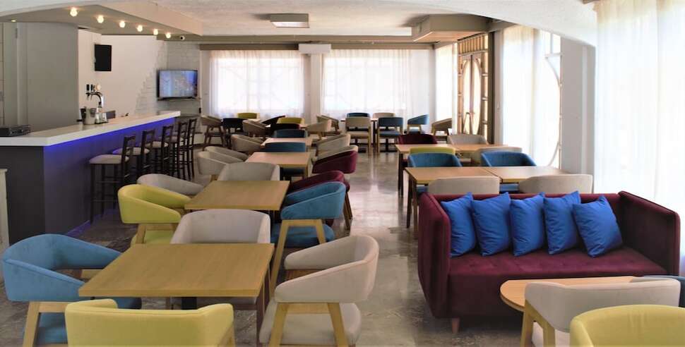 Een foto van het interieur van Apollon Hotel