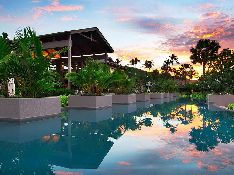 Een foto van het zwembad bij Kempinski Seychelles Resort