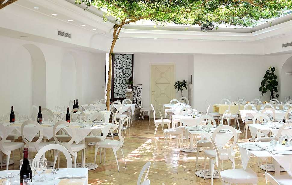 Een foto van het terras bij Hotel Villa Romana