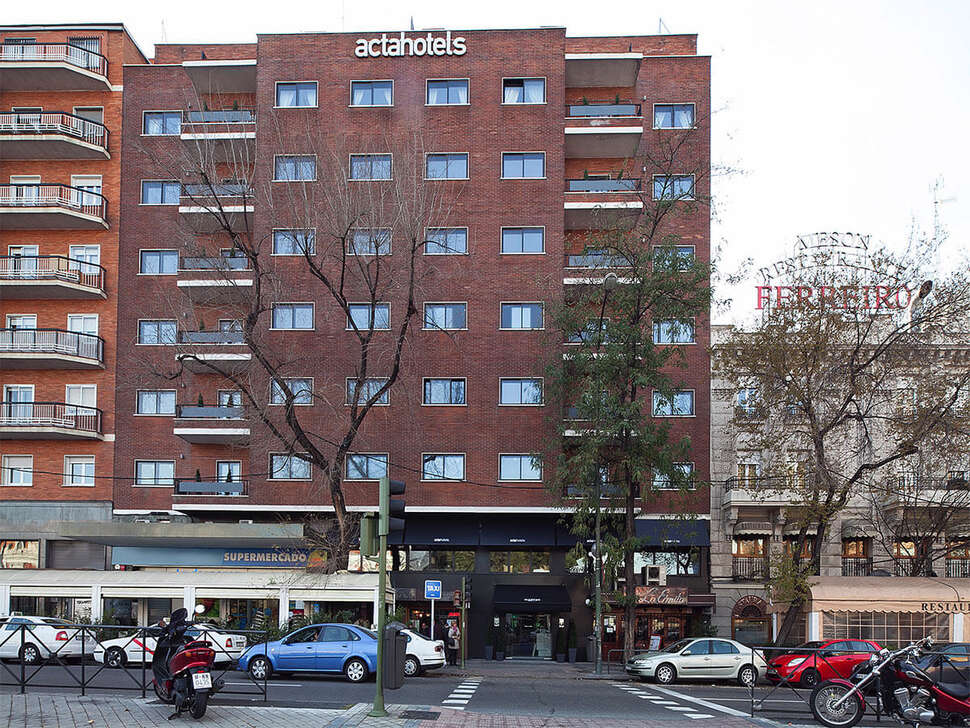 Een foto van de buitenkant van Hotel Acta Madfor