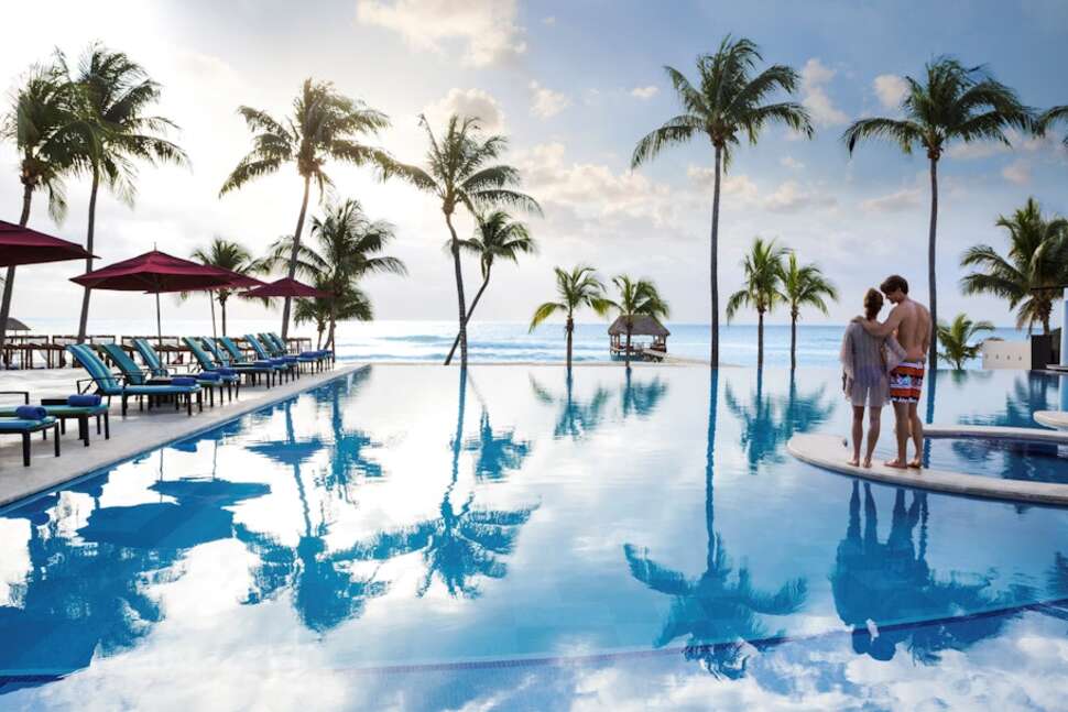 Een foto van het zwembad bij The Fives Beach Hotel & Residences