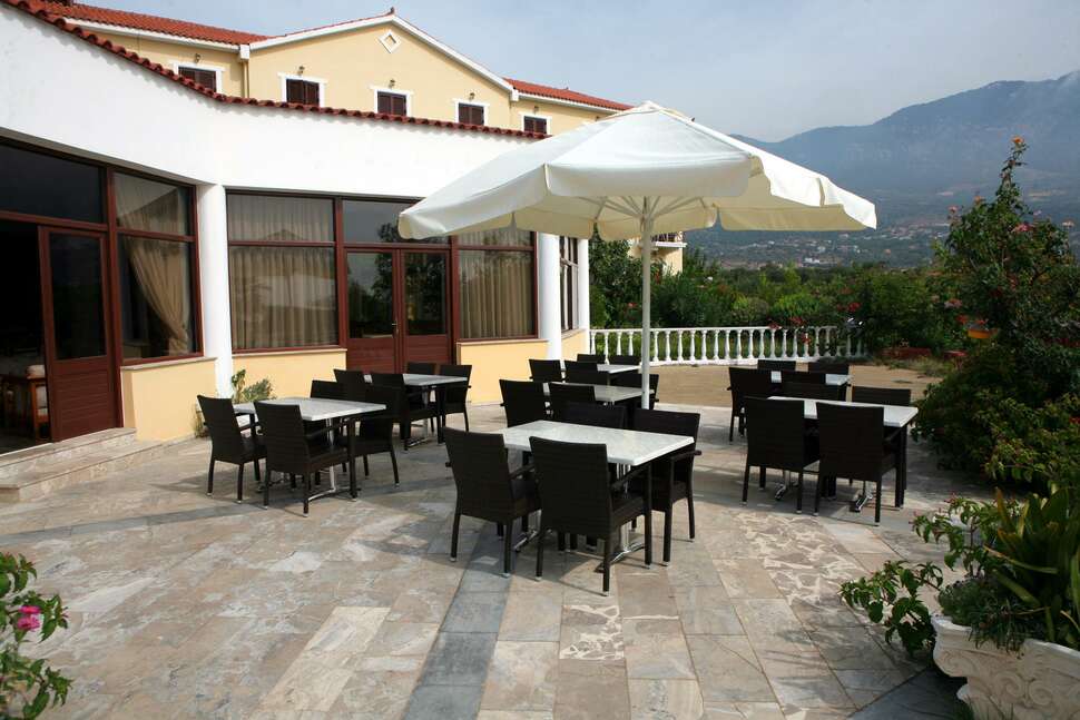 Ein Foto von der Terrasse im Karavados Beach Hotel