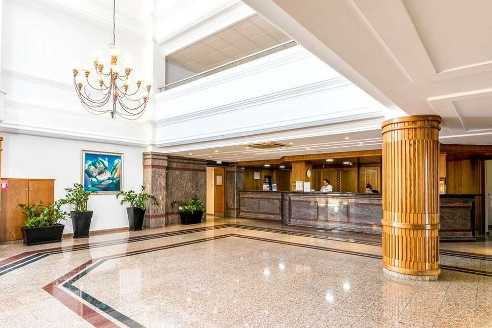 Een foto van het interieur van Nissiana Hotel
