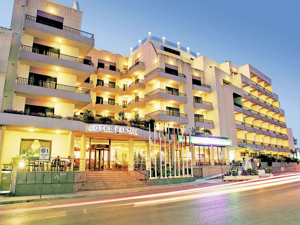 Een foto van de buitenkant van Hotel Santana