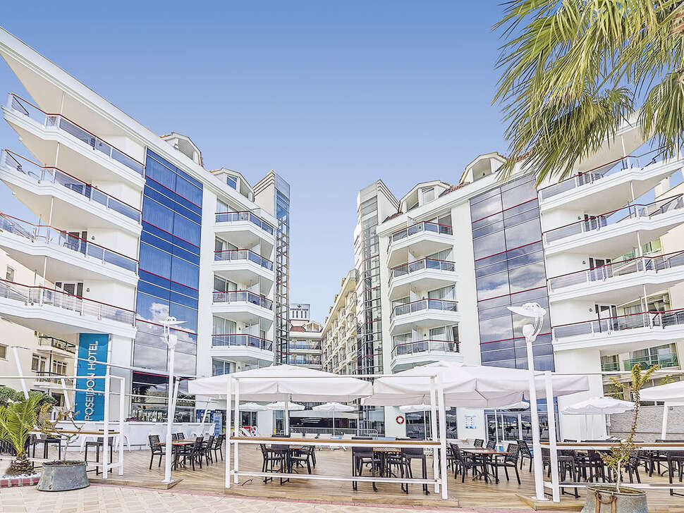 Een foto van de buitenkant van Poseidon Hotel
