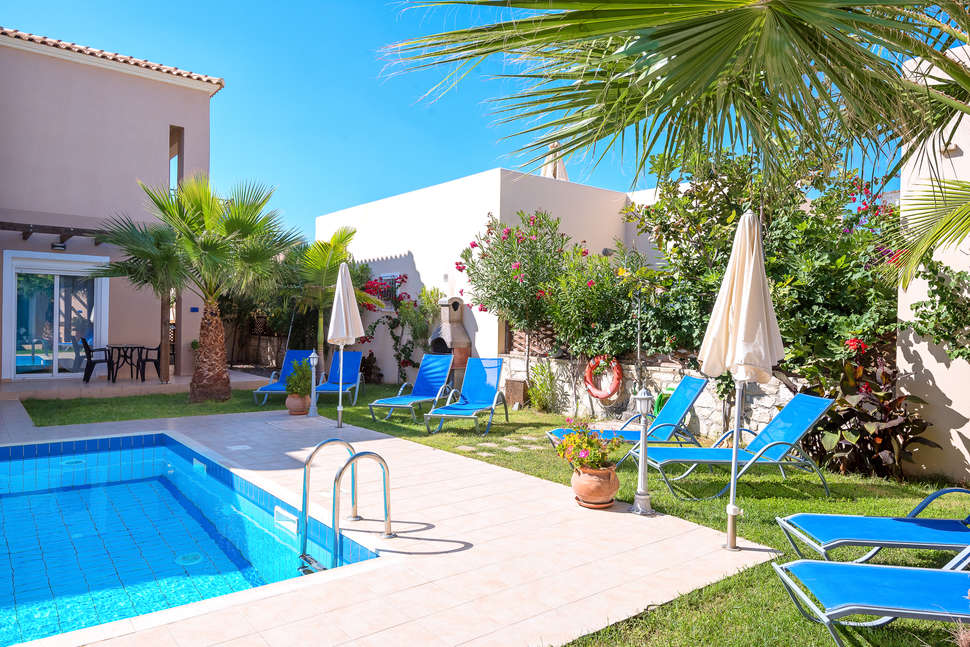 Een foto van het zwembad bij Azure Beach Villas