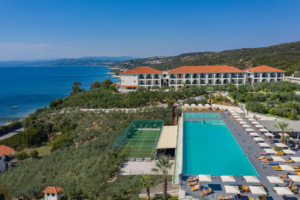 Een foto van het zwembad bij Akrathos Beach Hotel